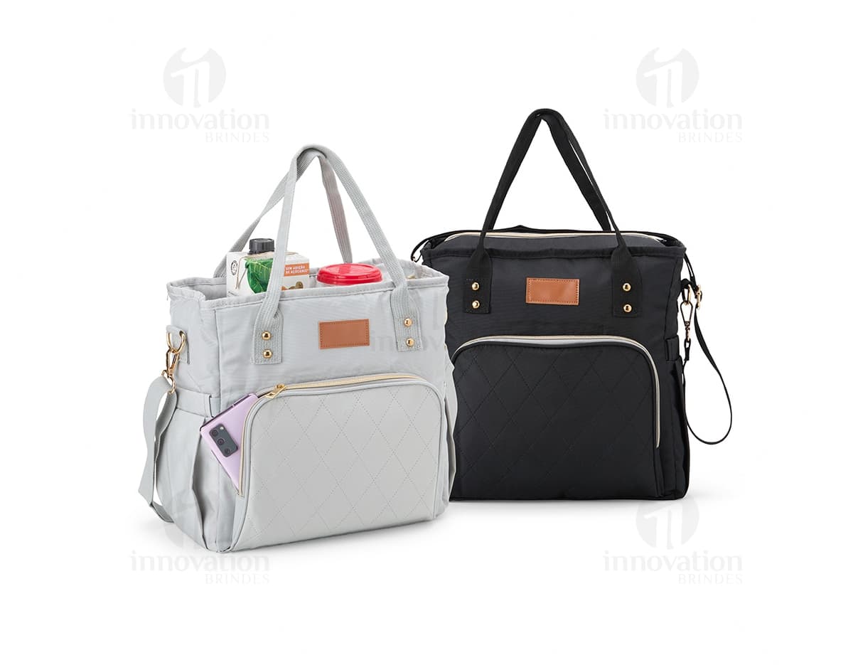 Bolsa térmica de 16 litros em couro marrom, elegante e moderna. Possui alça, zíper, alça de mão e fecho de fivela. Ideal para transportar alimentos e bebidas de forma segura e estilosa.