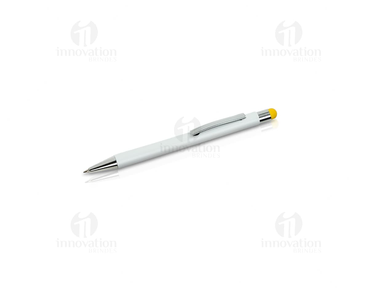 Caneta Metal Touch prateada sobre uma mesa de escritório, ao lado de um caderno, uma secretária e um lápis.