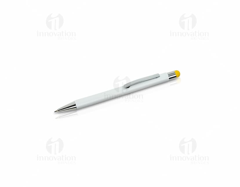Caneta Metal Touch prateada sobre uma mesa de escritório, ao lado de um caderno, uma secretária e um lápis.