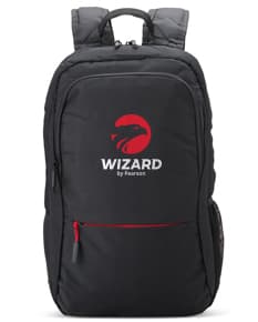 Homem de negócios sorridente e bem-sucedido em um terno preto, segurando uma mochila de nylon de 25L. O homem está em pé, olhando confiante e feliz, em um ambiente de escritório moderno.