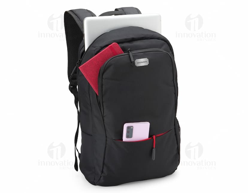 Homem de negócios sorridente e bem-sucedido em um terno preto, segurando uma mochila de nylon de 25L. O homem está em pé, olhando confiante e feliz, em um ambiente de escritório moderno.