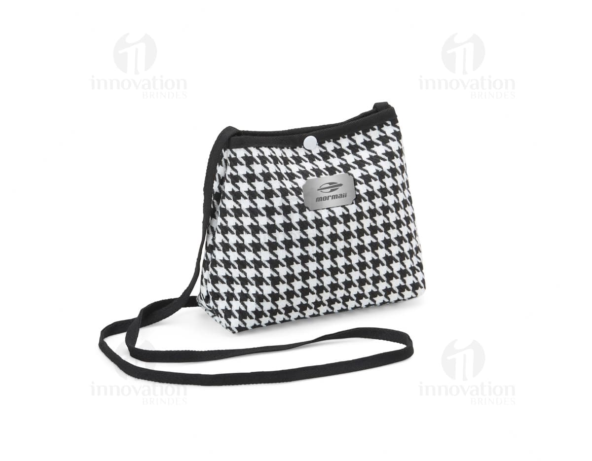 Mini Bolsa Transversal em Algodão preta, com design vintage e textura de tecido grunge desgastado. Possui fecho de correr, bolso externo e interior espaçoso para guardar documentos, dinheiro e objetos pessoais. Ideal para um look moderno e casual.