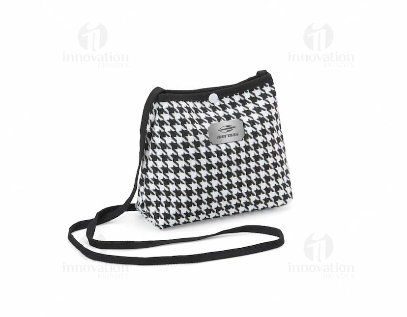 Mini Bolsa Transversal em Algodão preta, com design vintage e textura de tecido grunge desgastado. Possui fecho de correr, bolso externo e interior espaçoso para guardar documentos, dinheiro e objetos pessoais. Ideal para um look moderno e casual.