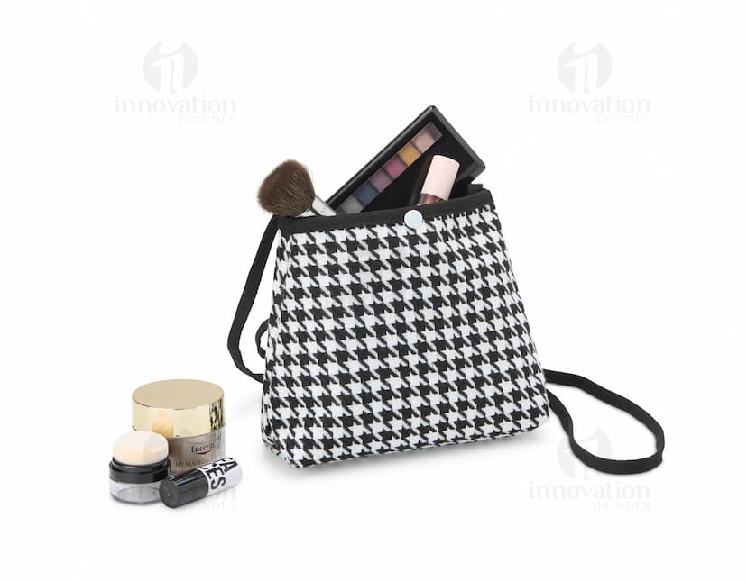 Mini Bolsa Transversal em Algodão preta, com design vintage e textura de tecido grunge desgastado. Possui fecho de correr, bolso externo e interior espaçoso para guardar documentos, dinheiro e objetos pessoais. Ideal para um look moderno e casual.