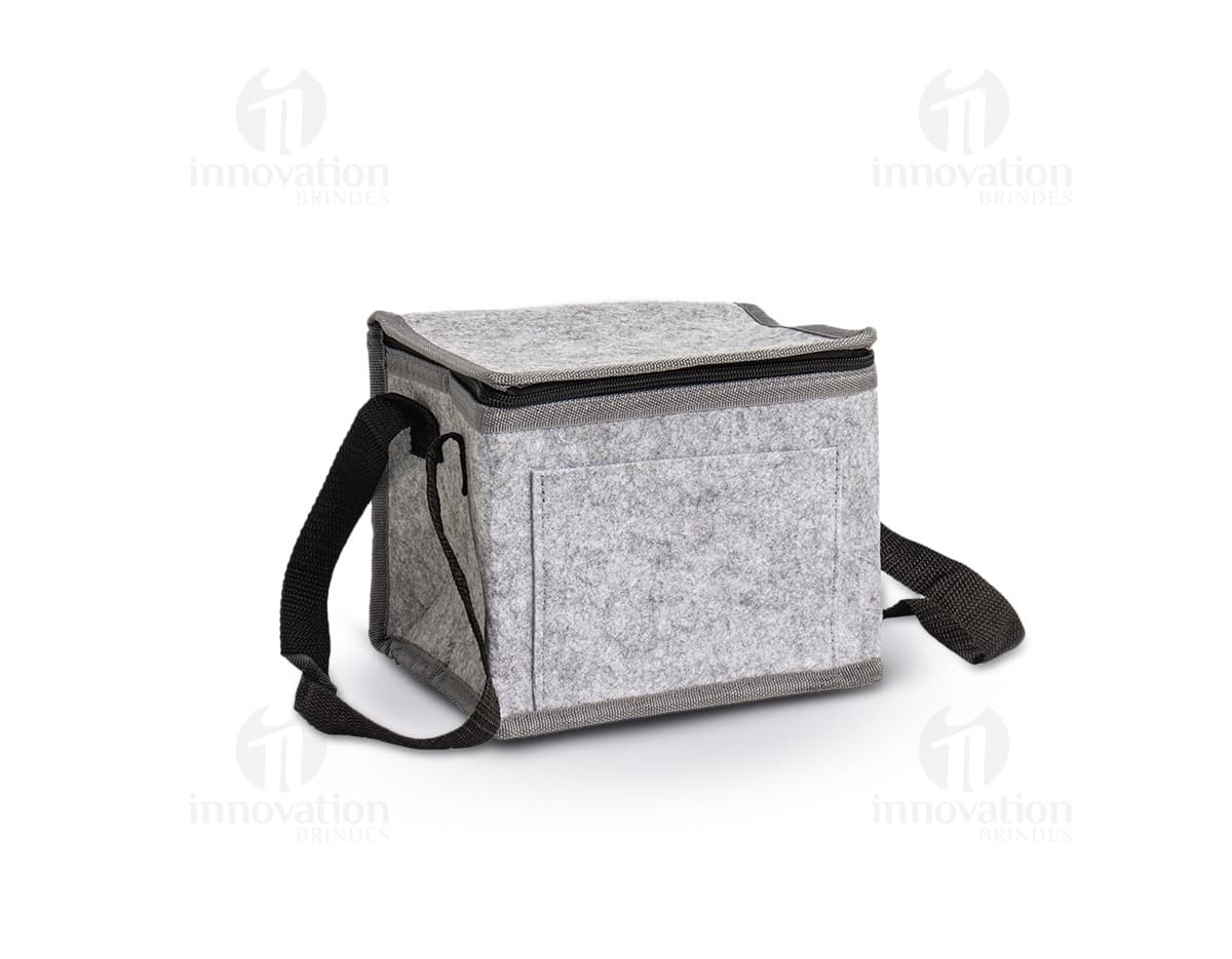 Bolsa térmica de 5,3 litros em couro preto, ideal para transporte de alimentos e bebidas. Com alça de mão, compartimento com zíper, design elegante e resistente. Perfeito para manter sua comida fresca durante viagens, passeios ou no trabalho.