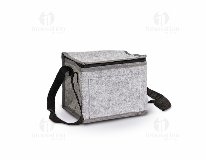 Bolsa térmica de 5,3 litros em couro preto, ideal para transporte de alimentos e bebidas. Com alça de mão, compartimento com zíper, design elegante e resistente. Perfeito para manter sua comida fresca durante viagens, passeios ou no trabalho.