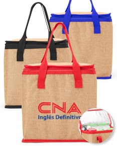 Bolsa térmica de 17 litros em papelão marrom, vazia e aberta. O objeto é ideal para transportar alimentos e manter a temperatura. Embalagem resistente e prática para uso em casa, viagens ou passeios.
