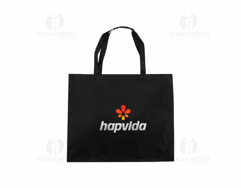 Sacola de Poliéster preta com detalhes cromados, fecho de zíper, alça de transporte e bolsos frontais. Ideal para compras seguras e práticas.