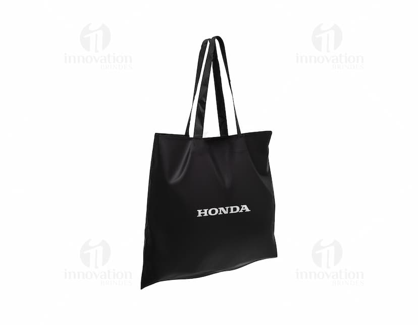 Sacola de Poliéster preta com detalhes cromados, fecho de zíper, alça de transporte e bolsos frontais. Ideal para compras seguras e práticas.