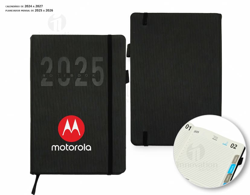 Agenda Diária 2025 em couro marrom, aberta sobre um notebook preto com papel em branco, teclado de computador e diversos objetos de escritório ao redor, como caneta, carteira, pasta e dinheiro.