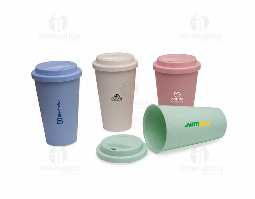 Container vazio de copo fibra de bambu 450ml, feito de plástico, com tampa de coloração preta. Objeto de design sustentável, ideal para armazenar bebidas quentes ou frias.