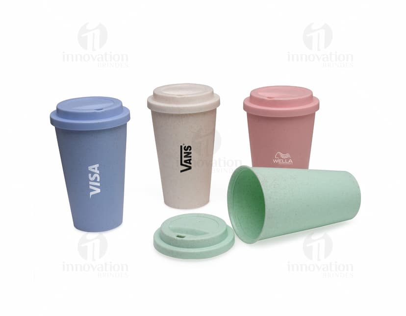 Container vazio de copo fibra de bambu 450ml, feito de plástico, com tampa de coloração preta. Objeto de design sustentável, ideal para armazenar bebidas quentes ou frias.
