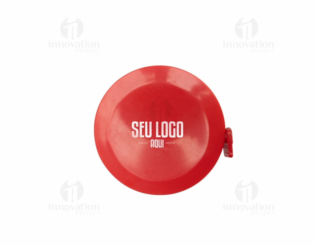 Botão circular de plástico laranja com ícone de fita métrica. A imagem mostra um botão brilhante com símbolo de medição, design 3D, luz reflexiva e sombra, representando um equipamento de jogo.