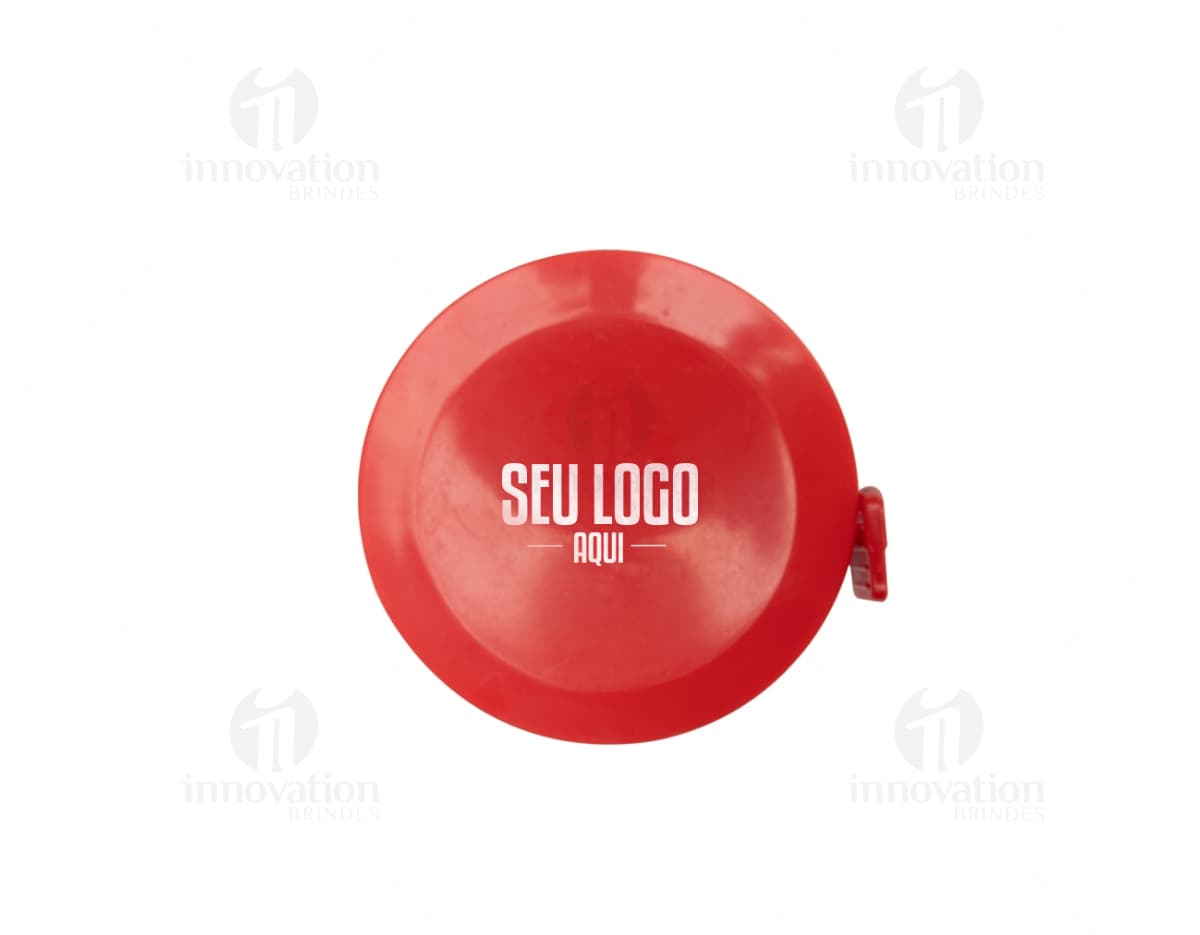 Botão circular de plástico laranja com ícone de fita métrica. A imagem mostra um botão brilhante com símbolo de medição, design 3D, luz reflexiva e sombra, representando um equipamento de jogo.