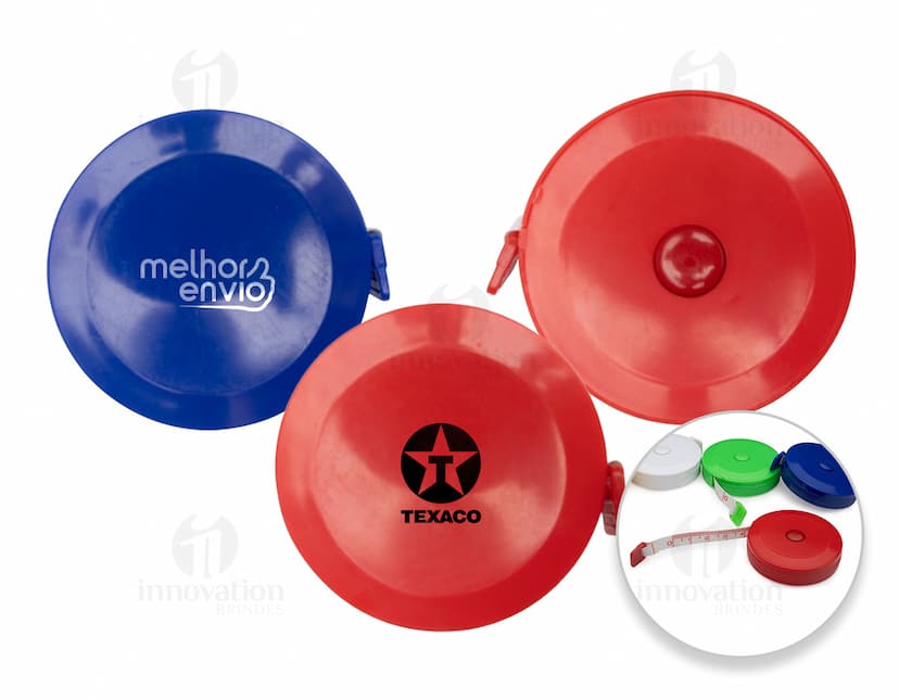 Botão circular de plástico laranja com ícone de fita métrica. A imagem mostra um botão brilhante com símbolo de medição, design 3D, luz reflexiva e sombra, representando um equipamento de jogo.