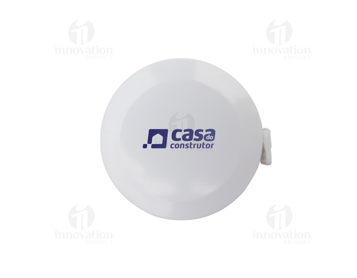 Botão circular de plástico laranja com ícone de fita métrica. A imagem mostra um botão brilhante com símbolo de medição, design 3D, luz reflexiva e sombra, representando um equipamento de jogo.