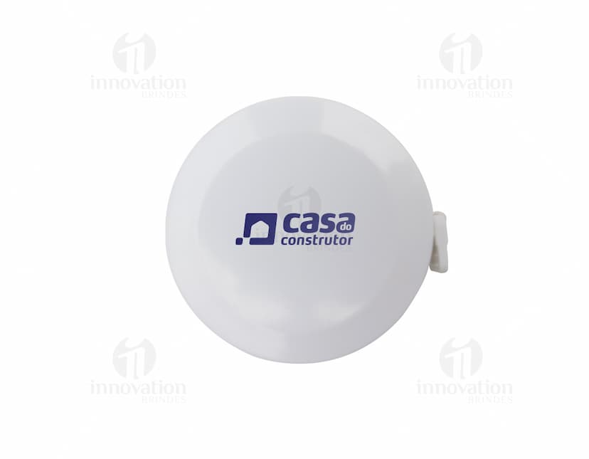 Botão circular de plástico laranja com ícone de fita métrica. A imagem mostra um botão brilhante com símbolo de medição, design 3D, luz reflexiva e sombra, representando um equipamento de jogo.