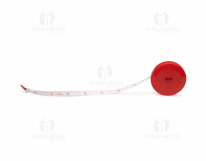 Botão circular de plástico laranja com ícone de fita métrica. A imagem mostra um botão brilhante com símbolo de medição, design 3D, luz reflexiva e sombra, representando um equipamento de jogo.