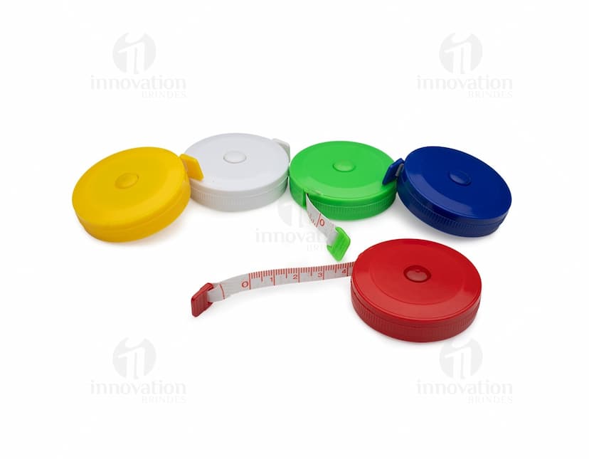 Botão circular de plástico laranja com ícone de fita métrica. A imagem mostra um botão brilhante com símbolo de medição, design 3D, luz reflexiva e sombra, representando um equipamento de jogo.