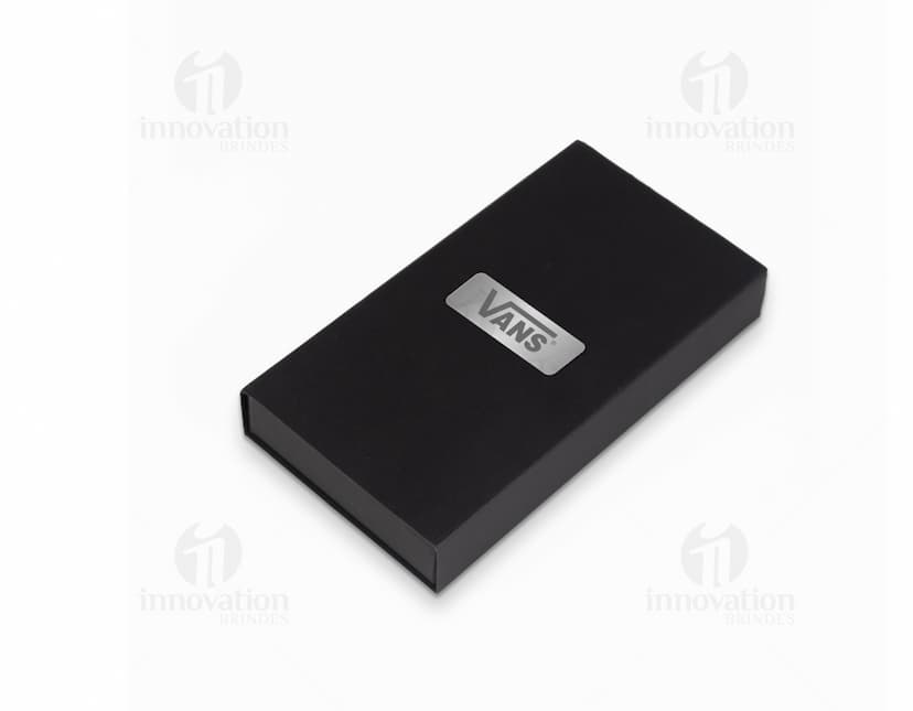 Kit Escritório contendo dispositivo eletrônico, computador, teclado, dados, equipamentos de tecnologia de negócios, memória, botões, chaves, fechadura, hardware de segurança, conexão eletrônica, plástico, metal, adaptador, dongle, disco, laptop, entre outros itens relacionados a escritório e tecnologia.