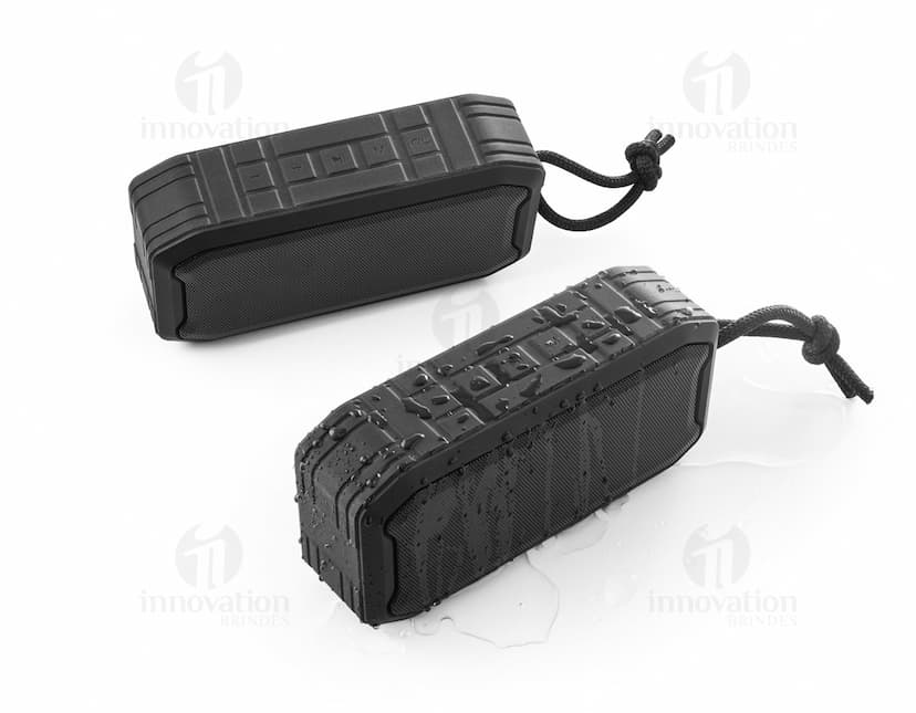 Caixa de som portátil preta com botões, conexões e alto-falantes visíveis, ideal para amplificar e reproduzir áudio em ambientes diversos.