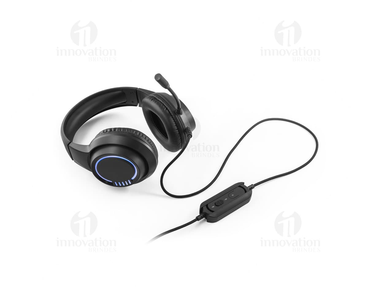 Fones de ouvido em metal prateado com design moderno, fechados com cadeado, simbolizando segurança e proteção. Conexão por fio, com plugue de chave, ideal para ouvir música em alta qualidade.