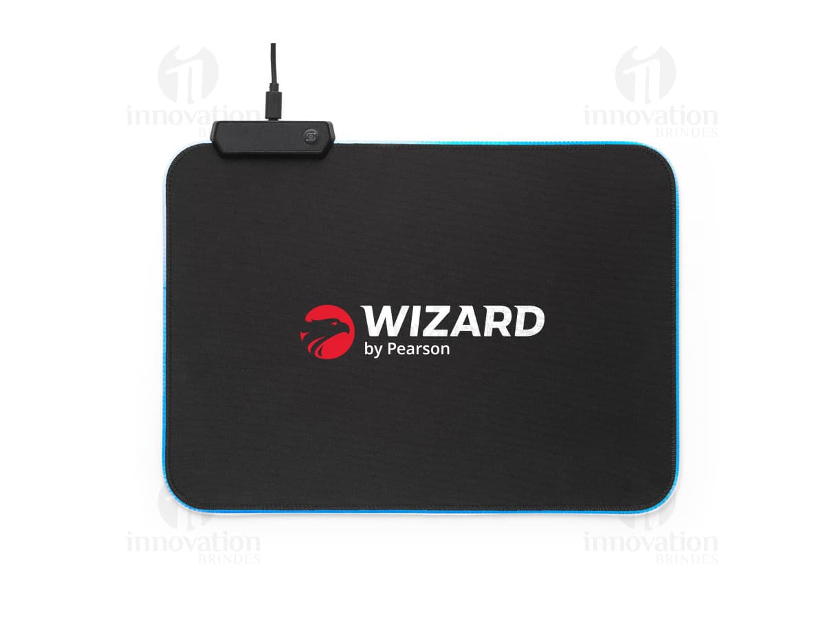 Tapete para jogos em poliéster preto com design clean e textura de couro, ideal para utilização de notebooks, mouse e outros equipamentos eletrônicos. Ideal para proteger e organizar seus dispositivos enquanto trabalha ou joga.