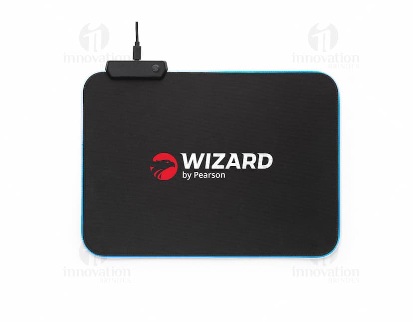 Tapete para jogos em poliéster preto com design clean e textura de couro, ideal para utilização de notebooks, mouse e outros equipamentos eletrônicos. Ideal para proteger e organizar seus dispositivos enquanto trabalha ou joga.