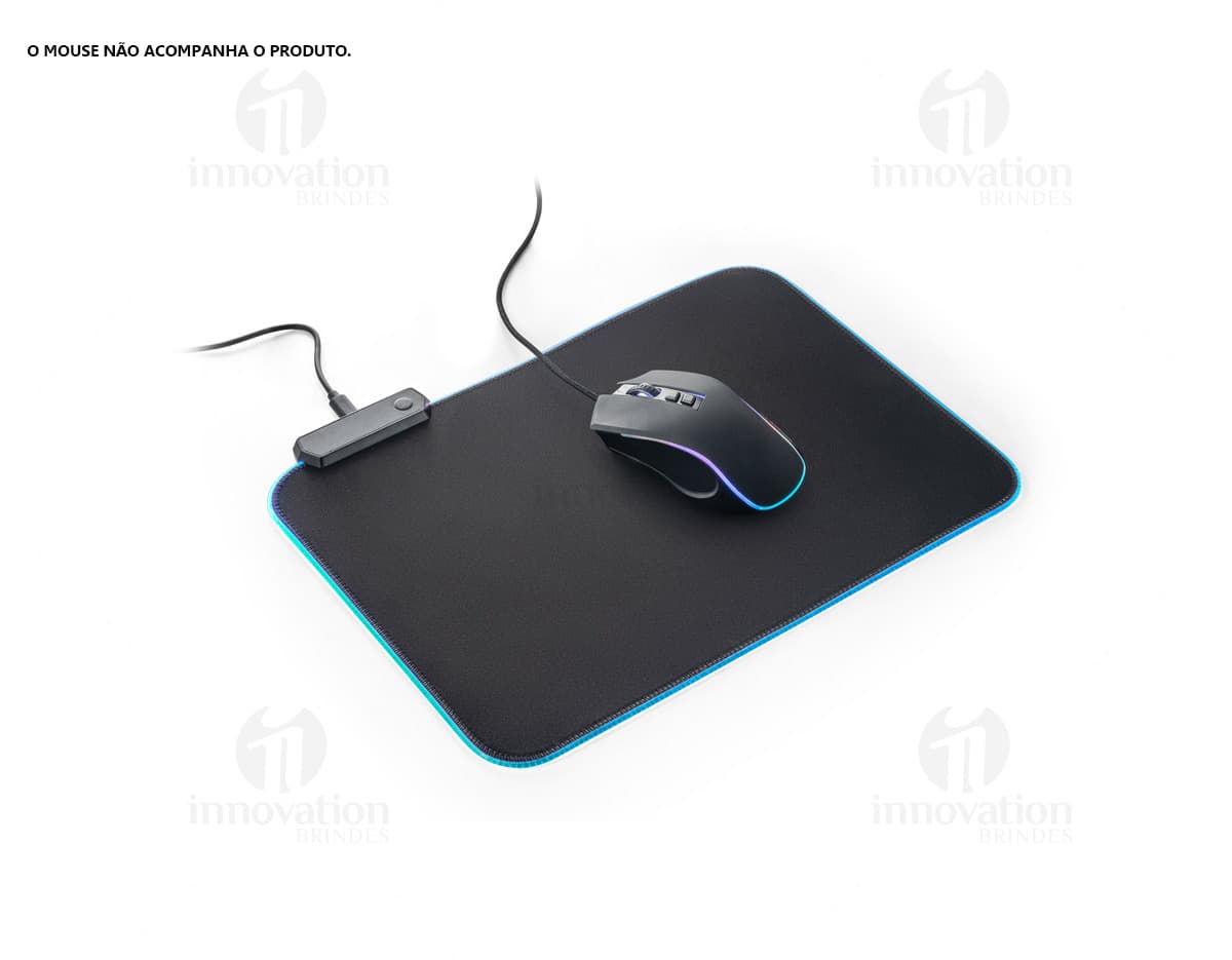 Tapete para jogos em poliéster preto com design clean e textura de couro, ideal para utilização de notebooks, mouse e outros equipamentos eletrônicos. Ideal para proteger e organizar seus dispositivos enquanto trabalha ou joga.