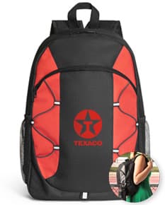 Mochila preta de couro, moderna e elegante, sendo segurada por um homem sorridente em pé. A mochila é um item de bagagem ideal para viagens, escola, negócios ou atividades esportivas.