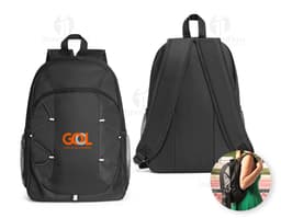 Mochila preta de couro, moderna e elegante, sendo segurada por um homem sorridente em pé. A mochila é um item de bagagem