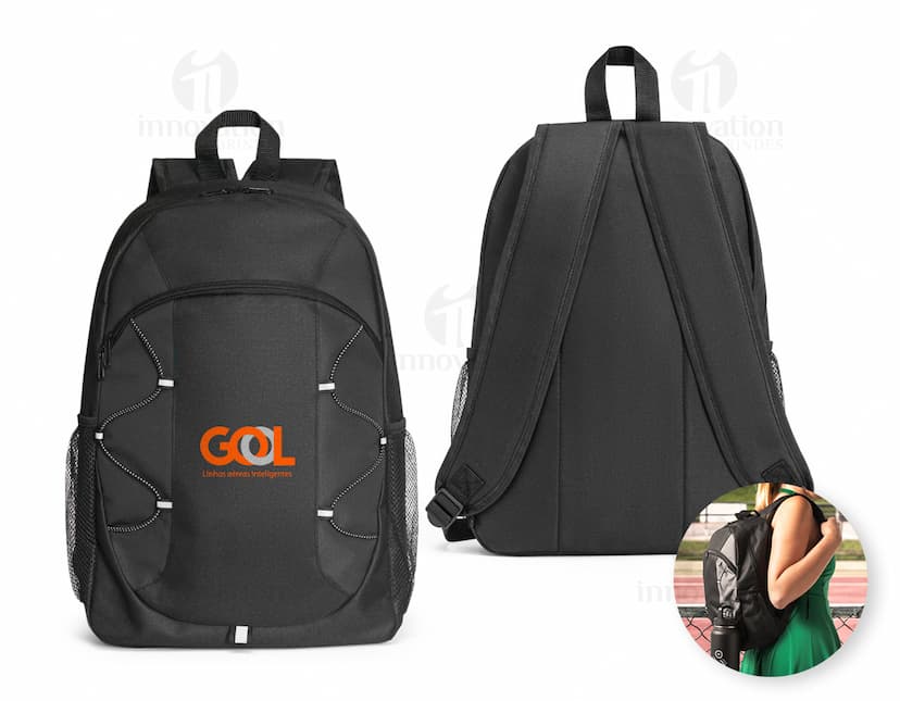 Mochila preta de couro, moderna e elegante, sendo segurada por um homem sorridente em pé. A mochila é um item de bagagem ideal para viagens, escola, negócios ou atividades esportivas.