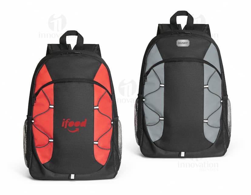 Mochila preta de couro, moderna e elegante, sendo segurada por um homem sorridente em pé. A mochila é um item de bagagem ideal para viagens, escola, negócios ou atividades esportivas.