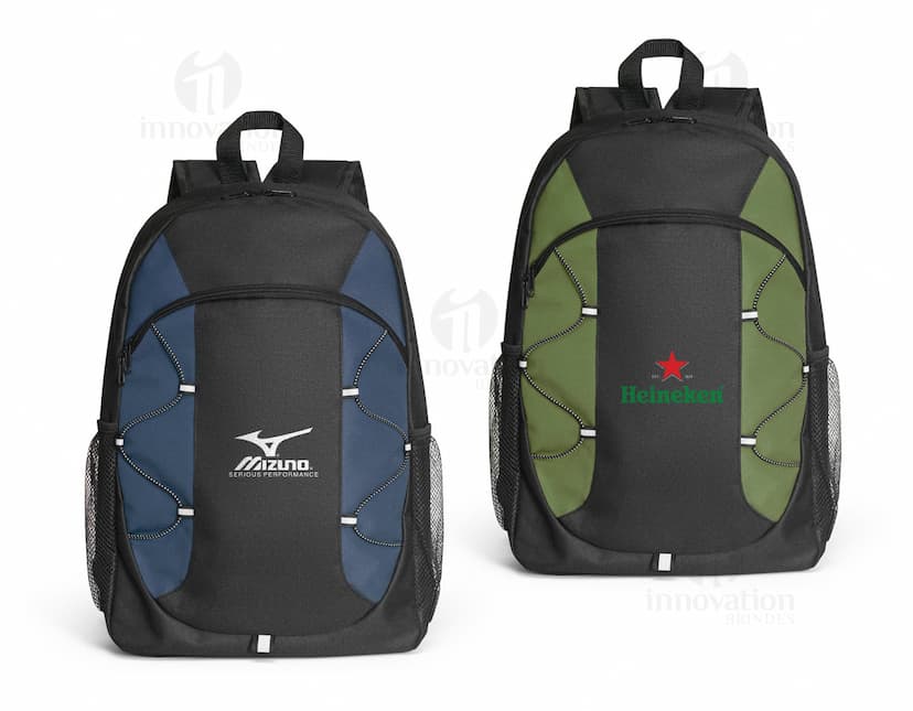 Mochila preta de couro, moderna e elegante, sendo segurada por um homem sorridente em pé. A mochila é um item de bagagem ideal para viagens, escola, negócios ou atividades esportivas.