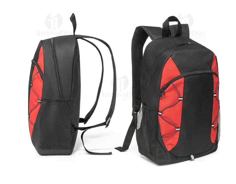 Mochila preta de couro, moderna e elegante, sendo segurada por um homem sorridente em pé. A mochila é um item de bagagem ideal para viagens, escola, negócios ou atividades esportivas.