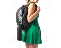 Mochila preta de couro, moderna e elegante, sendo segurada por um homem sorridente em pé. A mochila é um item de bagagem