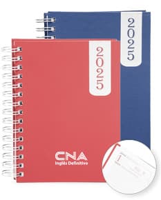 Agenda Diária 2025 Wire-o em um ambiente de escritório com notebook, papel em branco, pastas, envelopes, mensagens, documentos e livros. Contém espaço para escrever, design criativo e elementos gráficos. Ideal para organização, educação e comunicação.