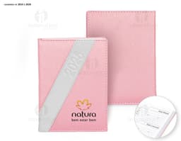 Agenda Diária para o ano de 2025 com capa dura na cor azul-marinho e design minimalista. Páginas internas contêm marcações
