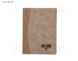 Agenda Diária 2025 com capa marrom antiga e envelhecida, textura áspera e padrão retro. Páginas em branco e desgastadas, com