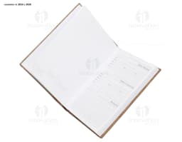 Agenda Diária 2025 com capa marrom antiga e envelhecida, textura áspera e padrão retro. Páginas em branco e desgastadas, com