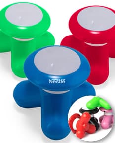 Mini Massageador Corporal em forma de bastão, cor branca com detalhes em rosa. Possui cabeça massageadora e botão de ligar/desligar na parte superior. Ideal para relaxar e aliviar tensões musculares.