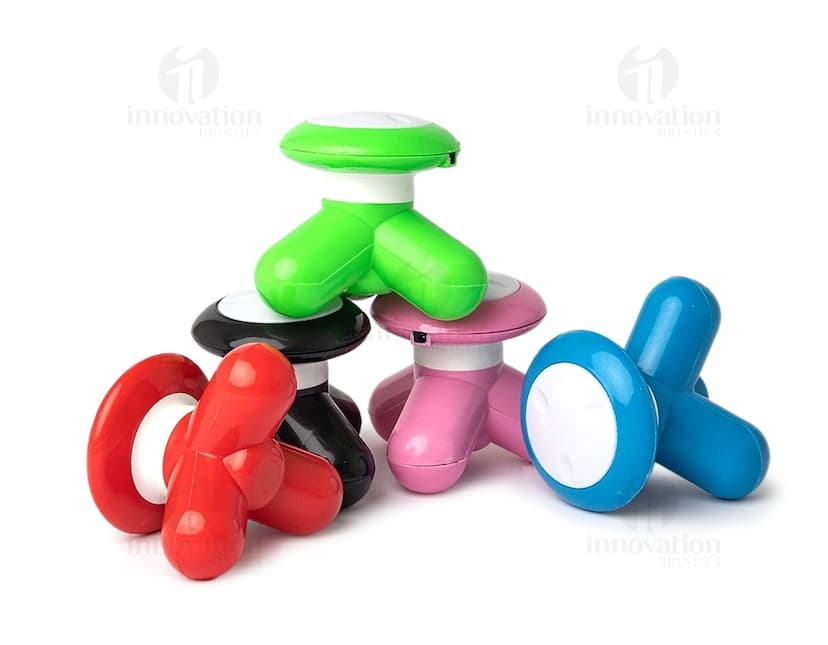 Mini Massageador Corporal em forma de bastão, cor branca com detalhes em rosa. Possui cabeça massageadora e botão de ligar/desligar na parte superior. Ideal para relaxar e aliviar tensões musculares.