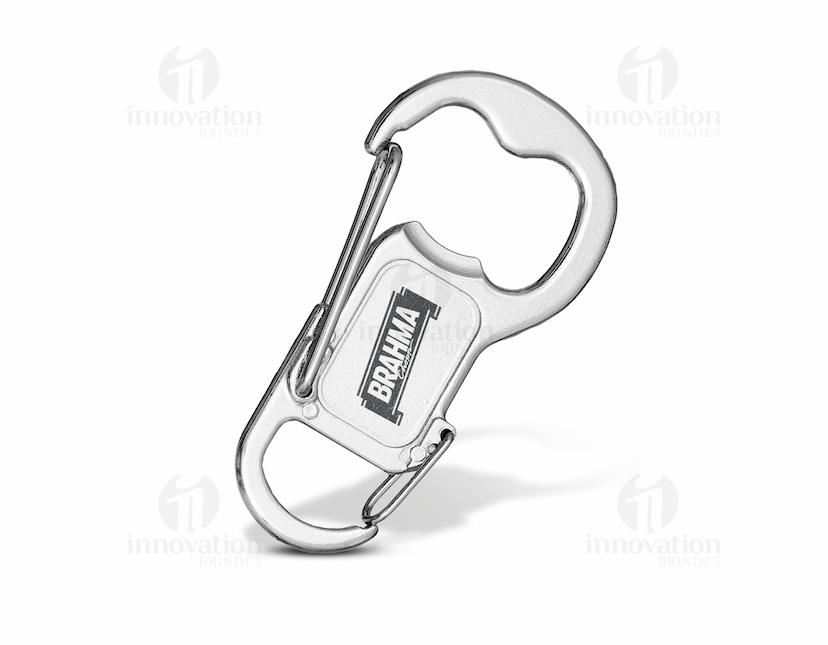 Chaveiro mosquetão duplo em metal prateado com dois ganchos.