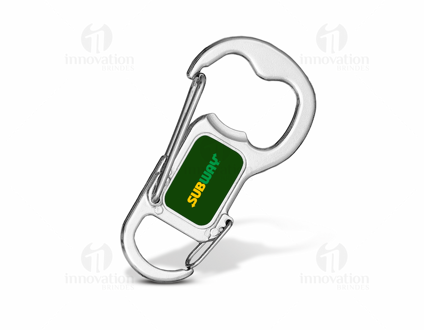 Chaveiro mosquetão duplo em metal prateado com dois ganchos.