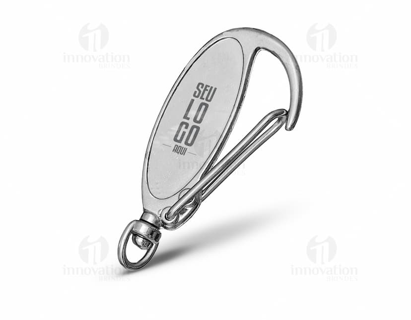 Chaveiro Mosquetão Oval prateado com formato oval e argola para fixação de chaves.