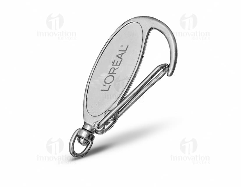Chaveiro Mosquetão Oval prateado com formato oval e argola para fixação de chaves.
