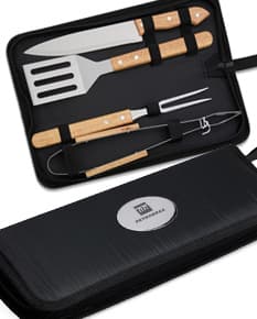 Kit churrasco 4 peças em aço inoxidável, composto por faca, garfo, pinça e pegador, isolados em fundo branco.