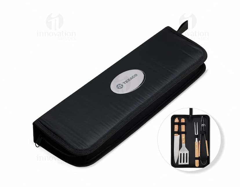 Kit churrasco 4 peças em aço inoxidável, composto por faca, garfo, pinça e pegador, isolados em fundo branco.