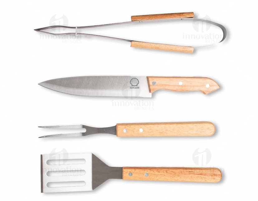 Kit churrasco 4 peças em aço inoxidável, composto por faca, garfo, pinça e pegador, isolados em fundo branco.