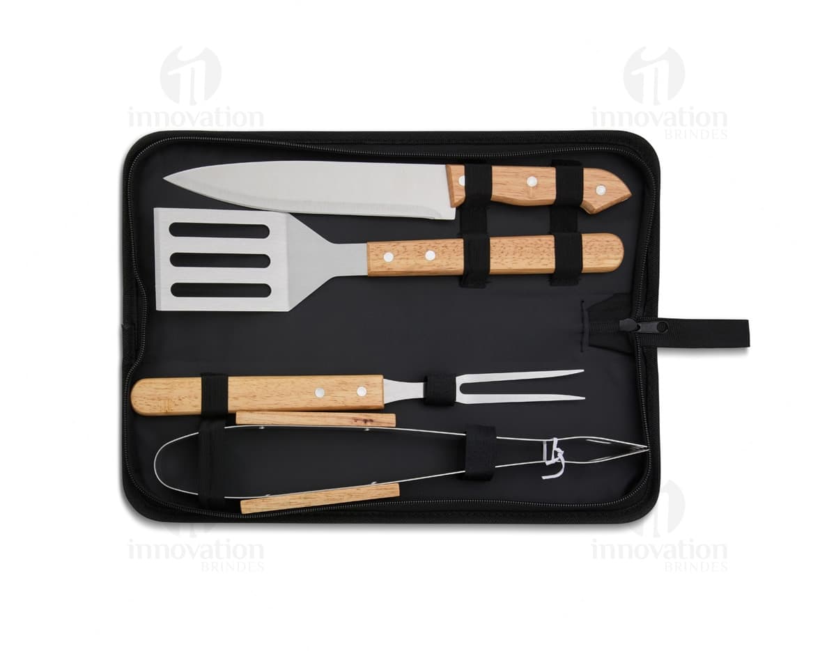 Kit churrasco 4 peças em aço inoxidável, composto por faca, garfo, pinça e pegador, isolados em fundo branco.